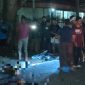 Dua Pemuda terkapar di jalan raya usai terlibat laka maut. 
