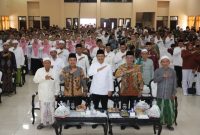 Keterangan foto: Sesi foto bersama Kemensos RI bersama Bupati Pamekasan dan tokoh agama.