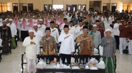 Keterangan foto: Sesi foto bersama Kemensos RI bersama Bupati Pamekasan dan tokoh agama.