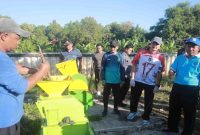 Keterangan foto: Bupati Pamekasan, KH Kholilurrahman saat melakukan bersih-bersih.