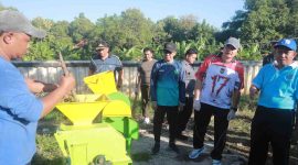 Keterangan foto: Bupati Pamekasan, KH Kholilurrahman saat melakukan bersih-bersih.