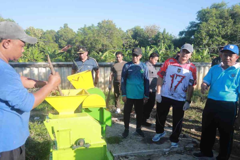 Keterangan foto: Bupati Pamekasan, KH Kholilurrahman saat melakukan bersih-bersih.