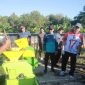 Keterangan foto: Bupati Pamekasan, KH Kholilurrahman saat melakukan bersih-bersih.