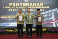 Keterangan foto: Bupati Pamekasan, KH Kholilurrahman bersama Ketua DPRD Pamekasan, Ali Masykur saat menerima piagam penghargaan.