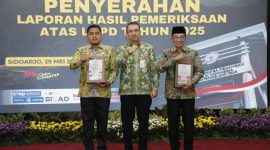 Keterangan foto: Bupati Pamekasan, KH Kholilurrahman bersama Ketua DPRD Pamekasan, Ali Masykur saat menerima piagam penghargaan.