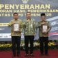Keterangan foto: Bupati Pamekasan, KH Kholilurrahman bersama Ketua DPRD Pamekasan, Ali Masykur saat menerima piagam penghargaan.