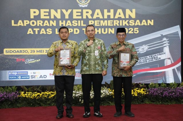 Keterangan foto: Bupati Pamekasan, KH Kholilurrahman bersama Ketua DPRD Pamekasan, Ali Masykur saat menerima piagam penghargaan.
