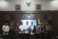 Keterangan foto: sesi foto bersama dengan Bupati Pamekasan, KH Kholilurrahman bersama Achmad Farhan, santri Banyuanyar.