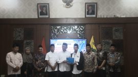 Keterangan foto: sesi foto bersama dengan Bupati Pamekasan, KH Kholilurrahman bersama Achmad Farhan, santri Banyuanyar.