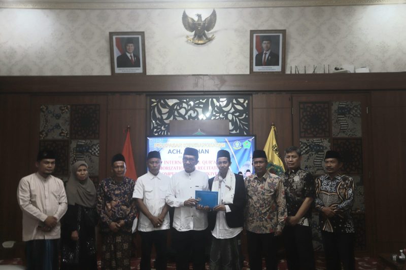 Keterangan foto: sesi foto bersama dengan Bupati Pamekasan, KH Kholilurrahman bersama Achmad Farhan, santri Banyuanyar.