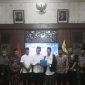 Keterangan foto: sesi foto bersama dengan Bupati Pamekasan, KH Kholilurrahman bersama Achmad Farhan, santri Banyuanyar.