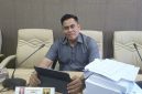Anggota Komisi IV DPRD Pamekasan, Abd. Rosyid Fansori, saat diwawancarai di ruang kerjanya. 