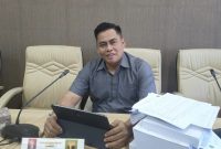 Anggota Komisi IV DPRD Pamekasan, Abd. Rosyid Fansori, saat diwawancarai di ruang kerjanya. 