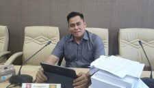 Anggota Komisi IV DPRD Pamekasan, Abd. Rosyid Fansori, saat diwawancarai di ruang kerjanya.