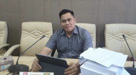 Anggota Komisi IV DPRD Pamekasan, Abd. Rosyid Fansori, saat diwawancarai di ruang kerjanya. 
