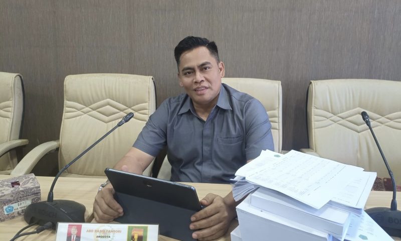 Anggota Komisi IV DPRD Pamekasan, Abd. Rosyid Fansori, saat diwawancarai di ruang kerjanya. 