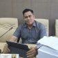 Anggota Komisi IV DPRD Pamekasan, Abd. Rosyid Fansori, saat diwawancarai di ruang kerjanya. 