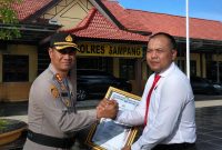 Kapolres Sampang AKBP Hartono, saat memberikan penghargaan kepada Kasatreskrim Polres Sampang Iptu Nur Fajri Alim