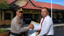Kapolres Sampang AKBP Hartono, saat memberikan penghargaan kepada Kasatreskrim Polres Sampang Iptu Nur Fajri Alim