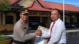 Kapolres Sampang AKBP Hartono, saat memberikan penghargaan kepada Kasatreskrim Polres Sampang Iptu Nur Fajri Alim