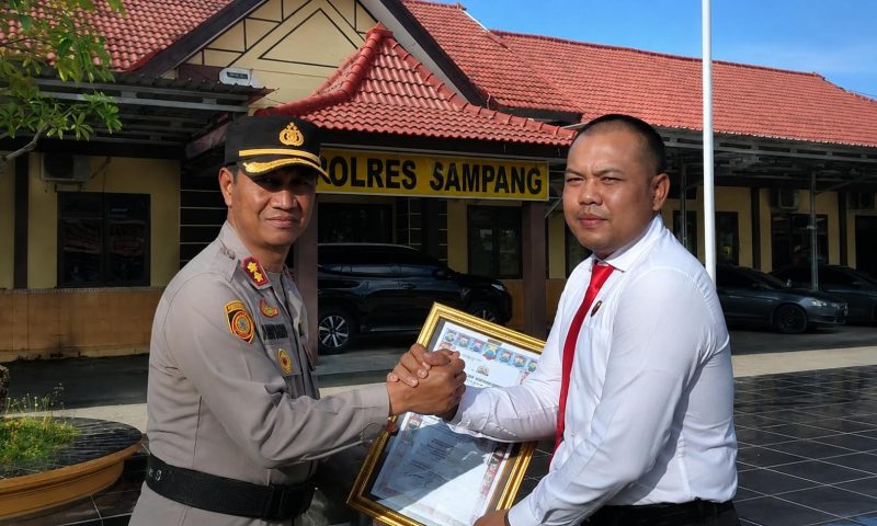 Kapolres Sampang AKBP Hartono, saat memberikan penghargaan kepada Kasatreskrim Polres Sampang Iptu Nur Fajri Alim
