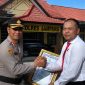 Kapolres Sampang AKBP Hartono, saat memberikan penghargaan kepada Kasatreskrim Polres Sampang Iptu Nur Fajri Alim