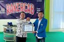 Foto Ketua PC PMII Pamekasan Fahril Anwar saat memberikan Cenderamata