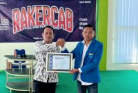 Foto Ketua PC PMII Pamekasan Fahril Anwar saat memberikan Cenderamata