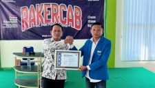 Foto Ketua PC PMII Pamekasan Fahril Anwar saat memberikan Cenderamata