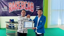Foto Ketua PC PMII Pamekasan Fahril Anwar saat memberikan Cenderamata