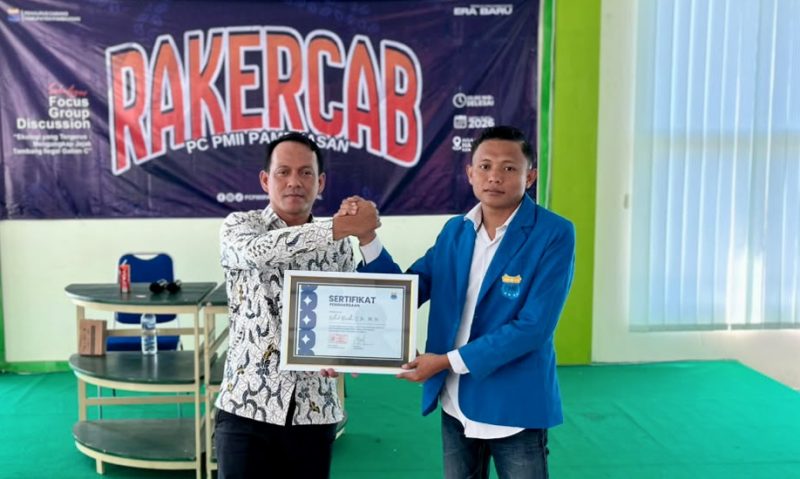 Foto Ketua PC PMII Pamekasan Fahril Anwar saat memberikan Cenderamata