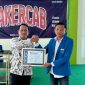 Foto Ketua PC PMII Pamekasan Fahril Anwar saat memberikan Cenderamata