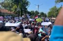 Keterangan foto: Massa aksi memadati jalan raya di Depan Gedung DPRD Pamekasan.