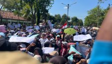 Keterangan foto: Massa aksi memadati jalan raya di Depan Gedung DPRD Pamekasan.
