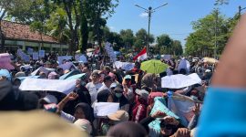 Keterangan foto: Massa aksi memadati jalan raya di Depan Gedung DPRD Pamekasan.