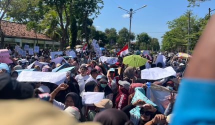 Keterangan foto: Massa aksi memadati jalan raya di Depan Gedung DPRD Pamekasan.