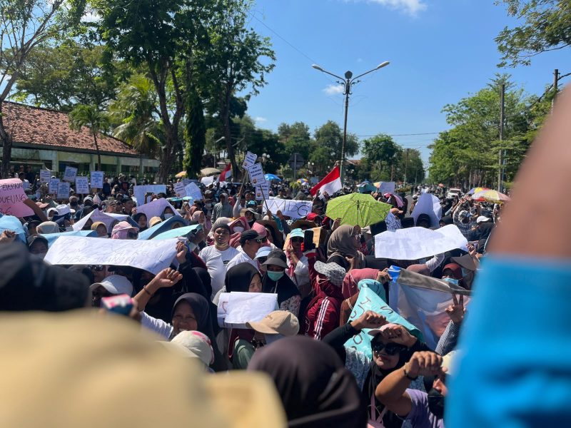 Keterangan foto: Massa aksi memadati jalan raya di Depan Gedung DPRD Pamekasan.