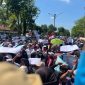 Keterangan foto: Massa aksi memadati jalan raya di Depan Gedung DPRD Pamekasan.