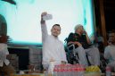 Keterangan foto: Owner Bani Group, Ali Zainal Abidin, saat menunjukkan simbol yang diberikan oleh Sayyid Habib Syaihon bin Mustofa Al Bahar.