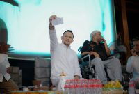 Keterangan foto: Owner Bani Group, Ali Zainal Abidin, saat menunjukkan simbol yang diberikan oleh Sayyid Habib Syaihon bin Mustofa Al Bahar.