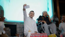Keterangan foto: Owner Bani Group, Ali Zainal Abidin, saat menunjukkan simbol yang diberikan oleh Sayyid Habib Syaihon bin Mustofa Al Bahar.