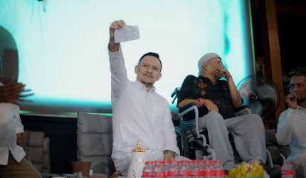 Keterangan foto: Owner Bani Group, Ali Zainal Abidin, saat menunjukkan simbol yang diberikan oleh Sayyid Habib Syaihon bin Mustofa Al Bahar.