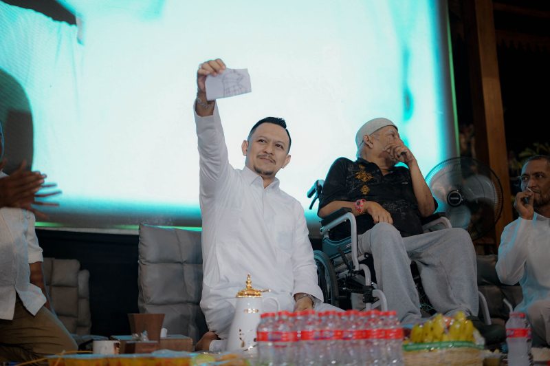 Keterangan foto: Owner Bani Group, Ali Zainal Abidin, saat menunjukkan simbol yang diberikan oleh Sayyid Habib Syaihon bin Mustofa Al Bahar.