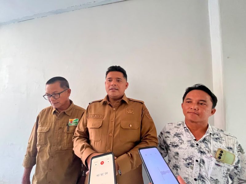 Keterangan foto: Kepala Bidang Produksi DKPP Pamekasan, Andi Ali Syahbana, saat diwawancarai usai pertemuan dengan perwakilan petani dan pengusaha rokok.