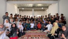 Keterangan foto: Pengasuh PPBU Tambakberas KH Abdurrozaq Sholeh (tengah) bersama jajaran pengurus IKABU usai menggelar silaturahmi dan konsolidasi sukseskan Muktamar ke-35 NU, di Graha IKABU PP Bahrul Ulum, Tambakberas, Jombang.