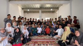 Keterangan foto: Pengasuh PPBU Tambakberas KH Abdurrozaq Sholeh (tengah) bersama jajaran pengurus IKABU usai menggelar silaturahmi dan konsolidasi sukseskan Muktamar ke-35 NU, di Graha IKABU PP Bahrul Ulum, Tambakberas, Jombang.