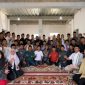 Keterangan foto: Pengasuh PPBU Tambakberas KH Abdurrozaq Sholeh (tengah) bersama jajaran pengurus IKABU usai menggelar silaturahmi dan konsolidasi sukseskan Muktamar ke-35 NU, di Graha IKABU PP Bahrul Ulum, Tambakberas, Jombang.