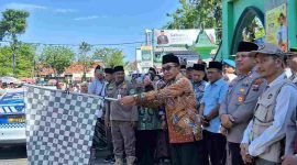 Keterangan foto: Bupati Pamekasan, KH Kholilurrahman saat melepas CJH ke tanah suci.