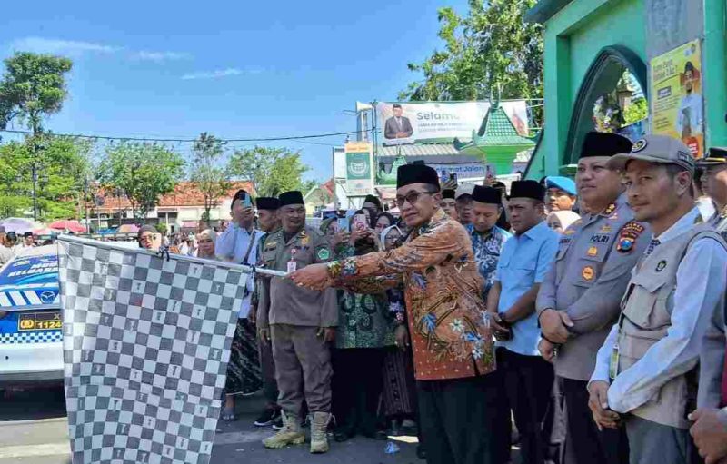 Keterangan foto: Bupati Pamekasan, KH Kholilurrahman saat melepas CJH ke tanah suci.