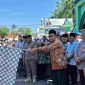 Keterangan foto: Bupati Pamekasan, KH Kholilurrahman saat melepas CJH ke tanah suci.